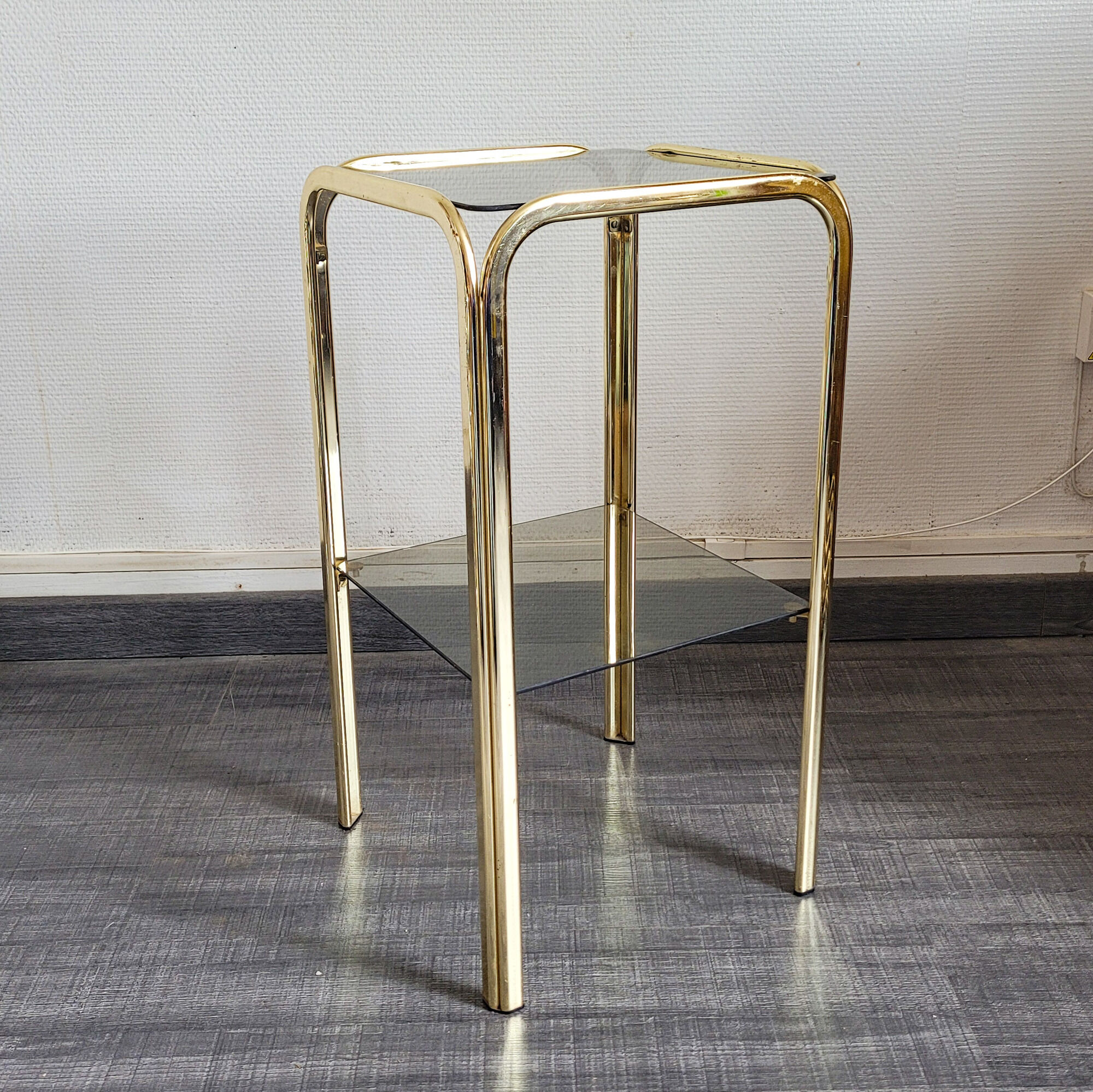 Fifth wheel end of sofa smoked glass and gold metal