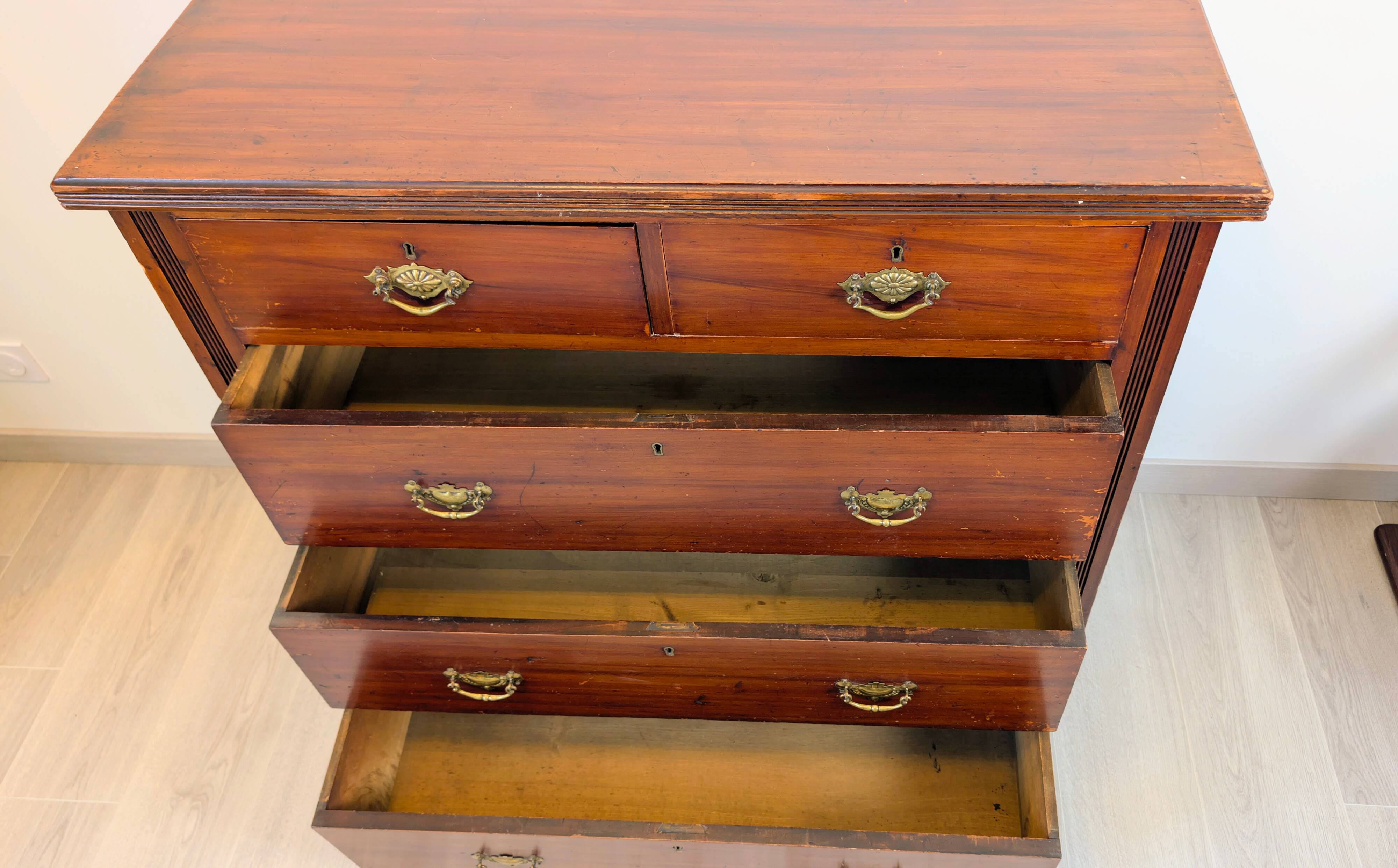 19th-century English commode in mahogany, with an antique patina and classic elegance.