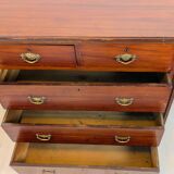 19th-century English commode in mahogany, with an antique patina and classic elegance.
