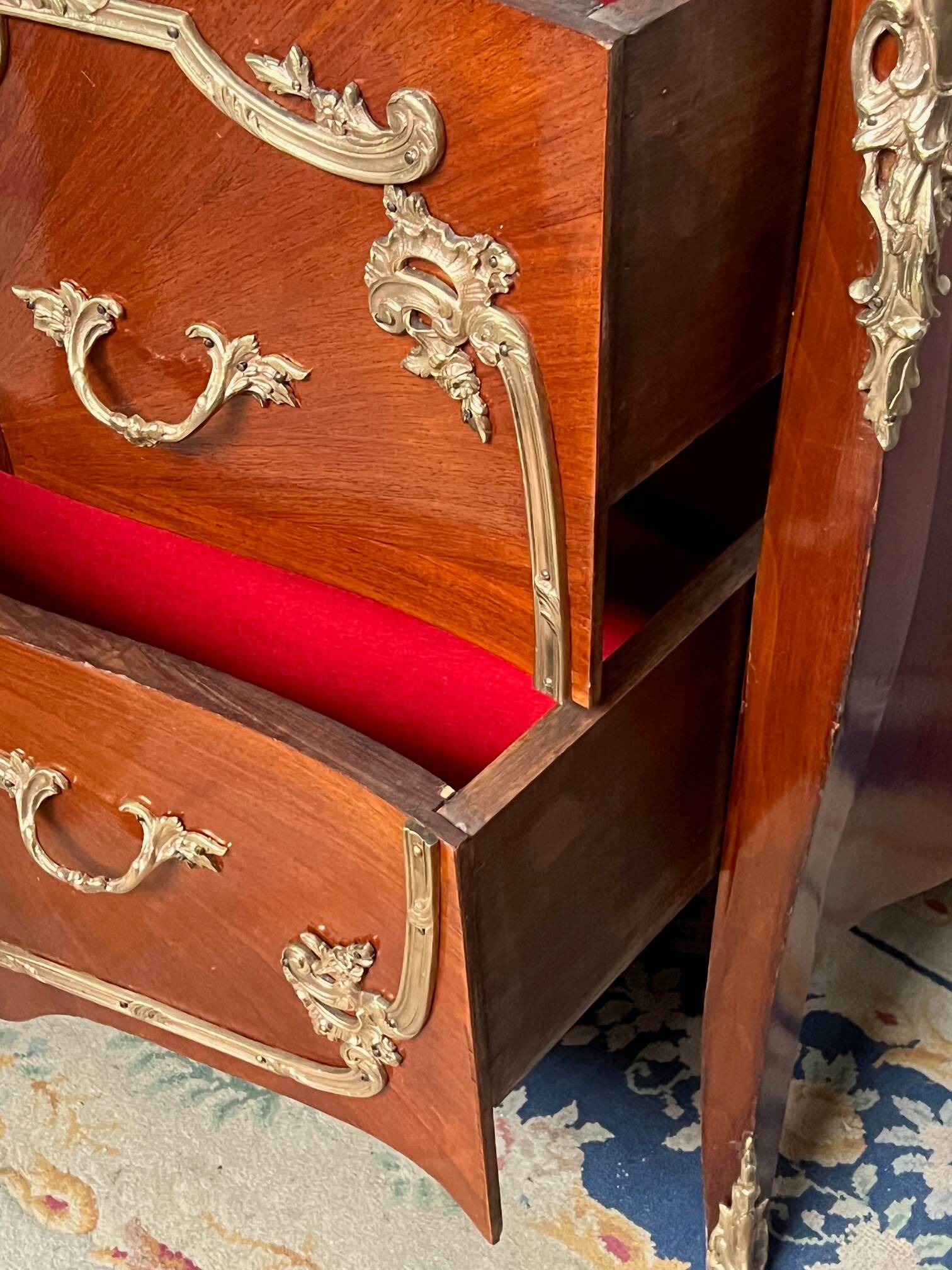 Louis XV style commode. Marquetry, gilded bronze decoration.