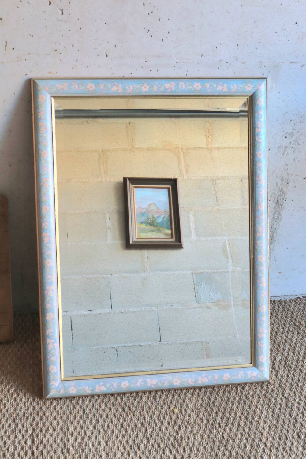 Miroir en bois peint, décor fleuri vintage