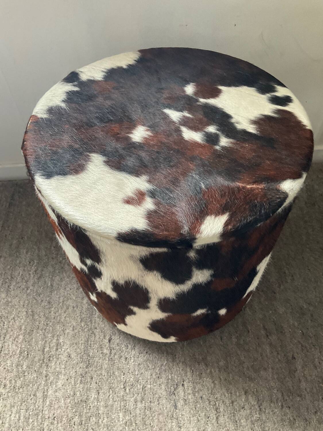 Pouf coffre en peau de vache des années 70