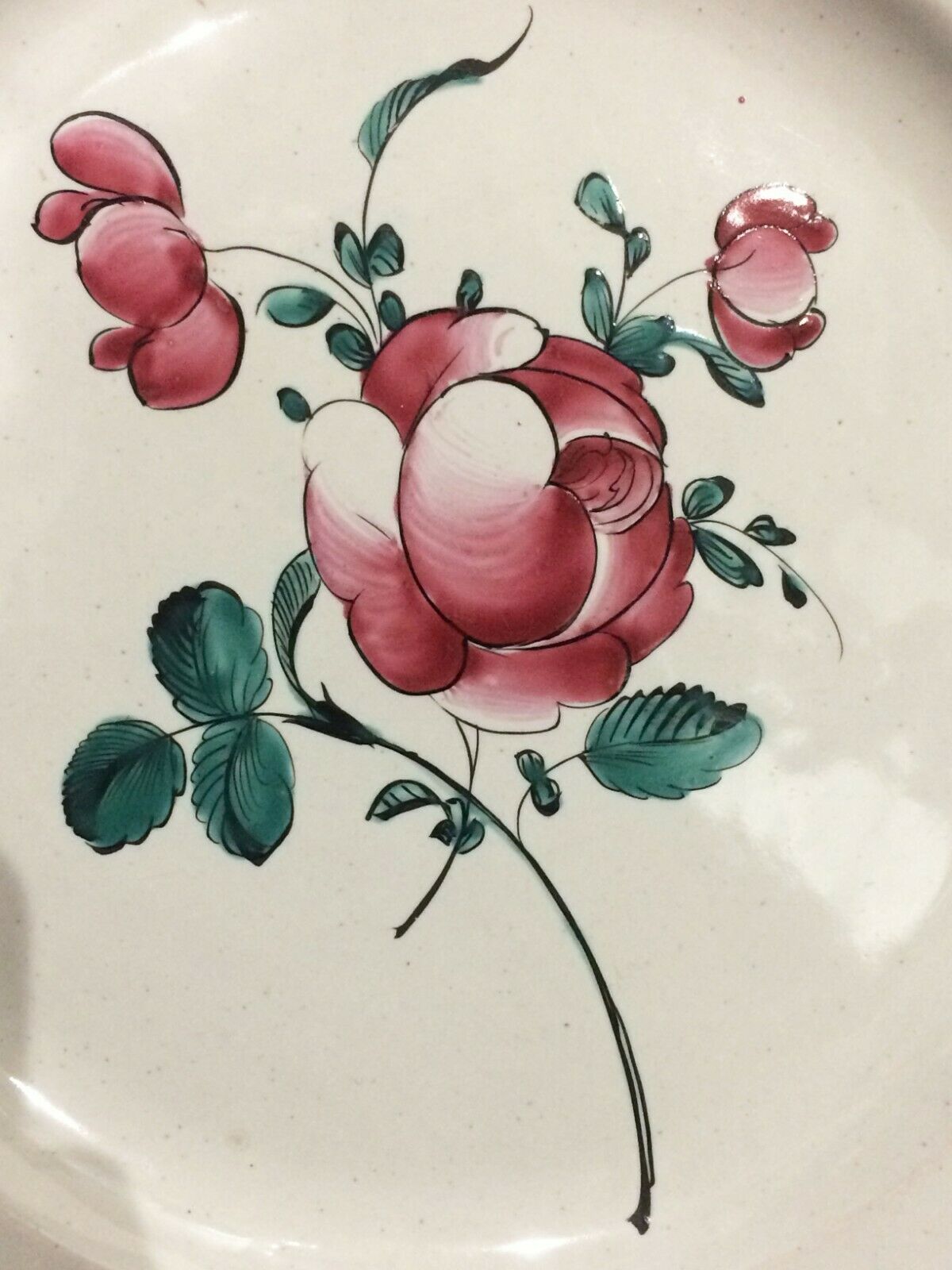 Eastern earthenware plate decorated bouquet of flowers