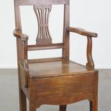 Fauteuil ancien en chêne anglais du XVIIIe siècle avec accoudoirs et ornement