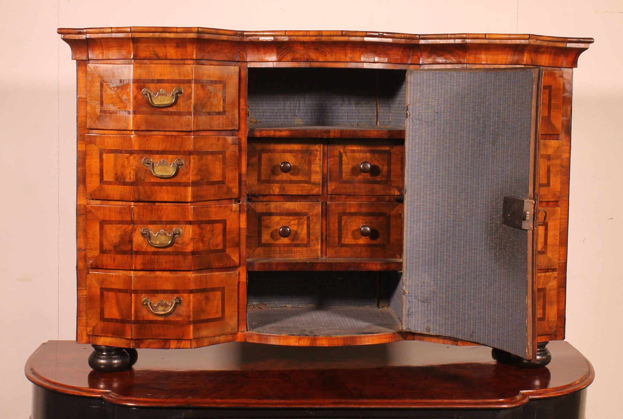 Cabinet allemand en noyer, XVIIIème siècle