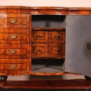 Cabinet allemand en noyer, XVIIIème siècle