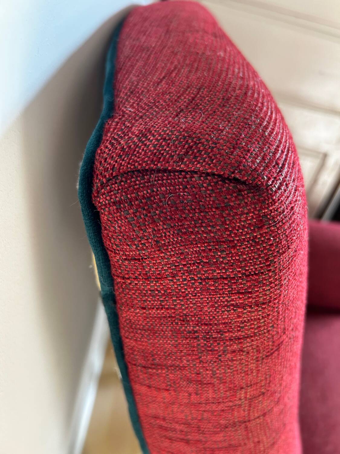 Fauteuil anglais rouge et son repose pied