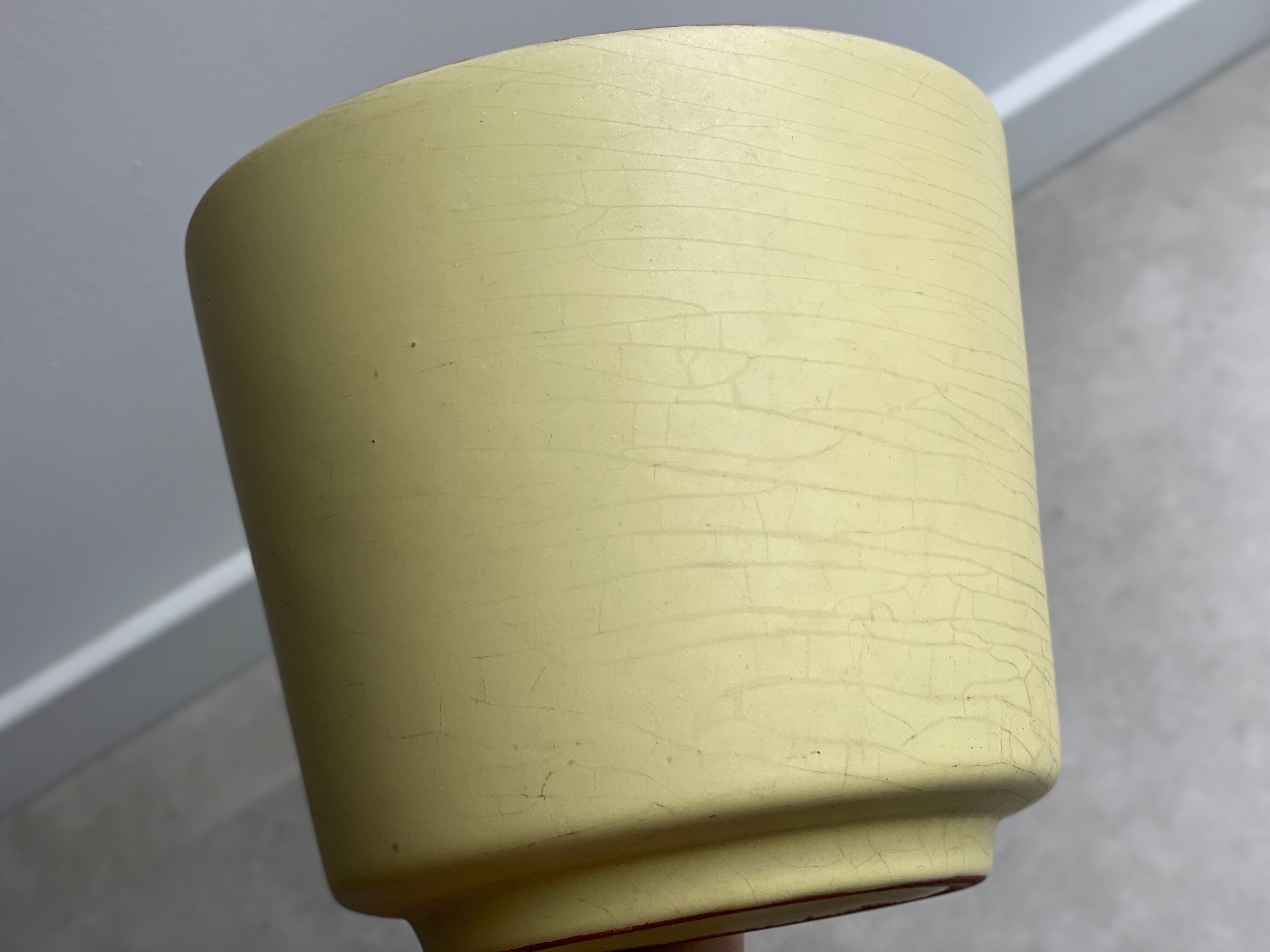 Jardinière / pot de fleurs en céramique jaune pastel du milieu du siècle