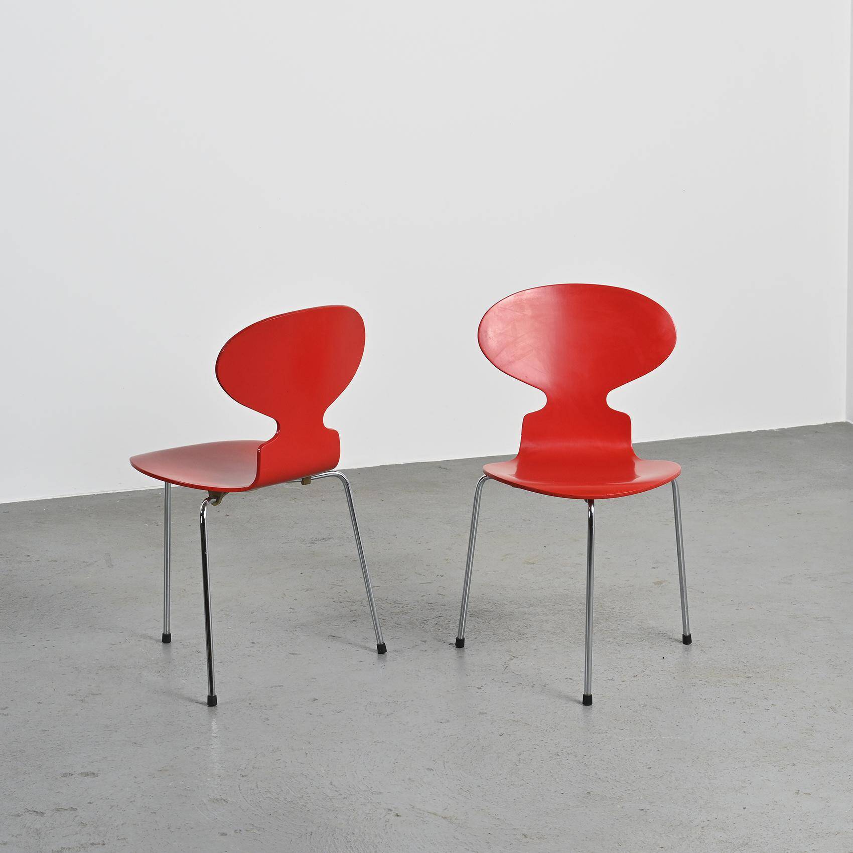 Ensemble de trois chaises "Fourmi", Arne Jacobsen, 1974