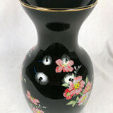 Vase opalin noir à décor de fleurs