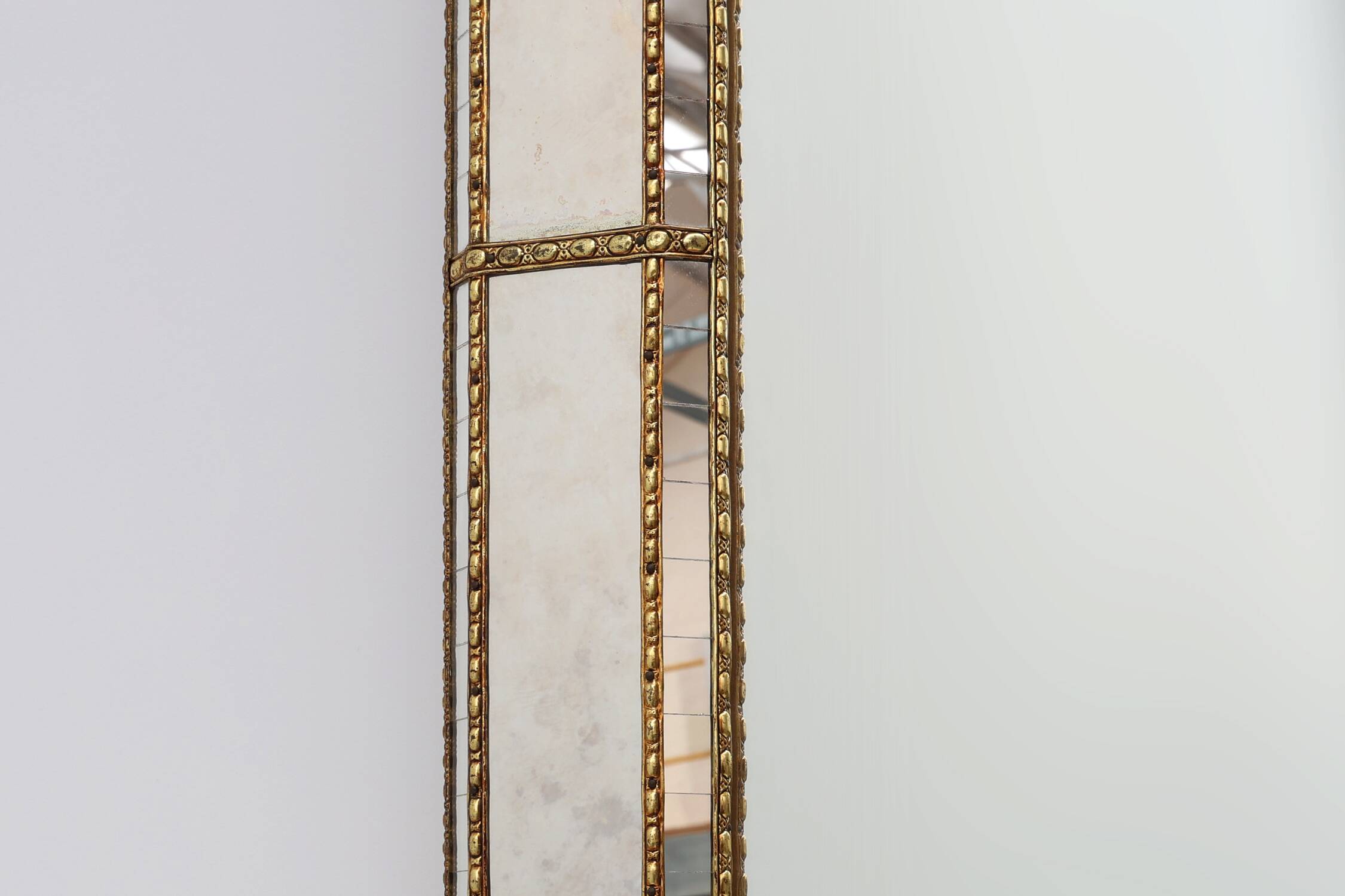 Grand miroir vénitien en mosaïque trapèze du XXe siècle avec guirlandes en laiton