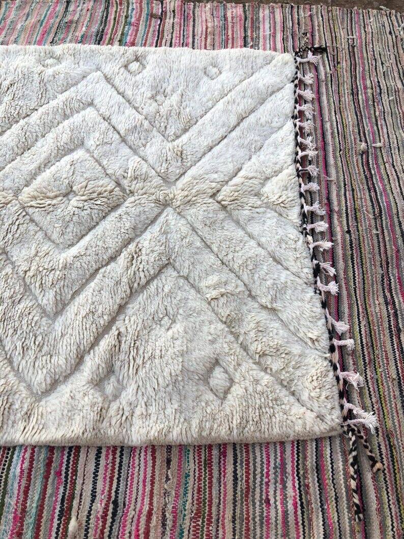 Handmade traditional white Berber rug size 200 x 300 cm
