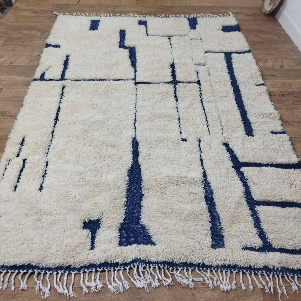 Tapis berbère marocain en laine écru et bleu – 283 x 188 cm
