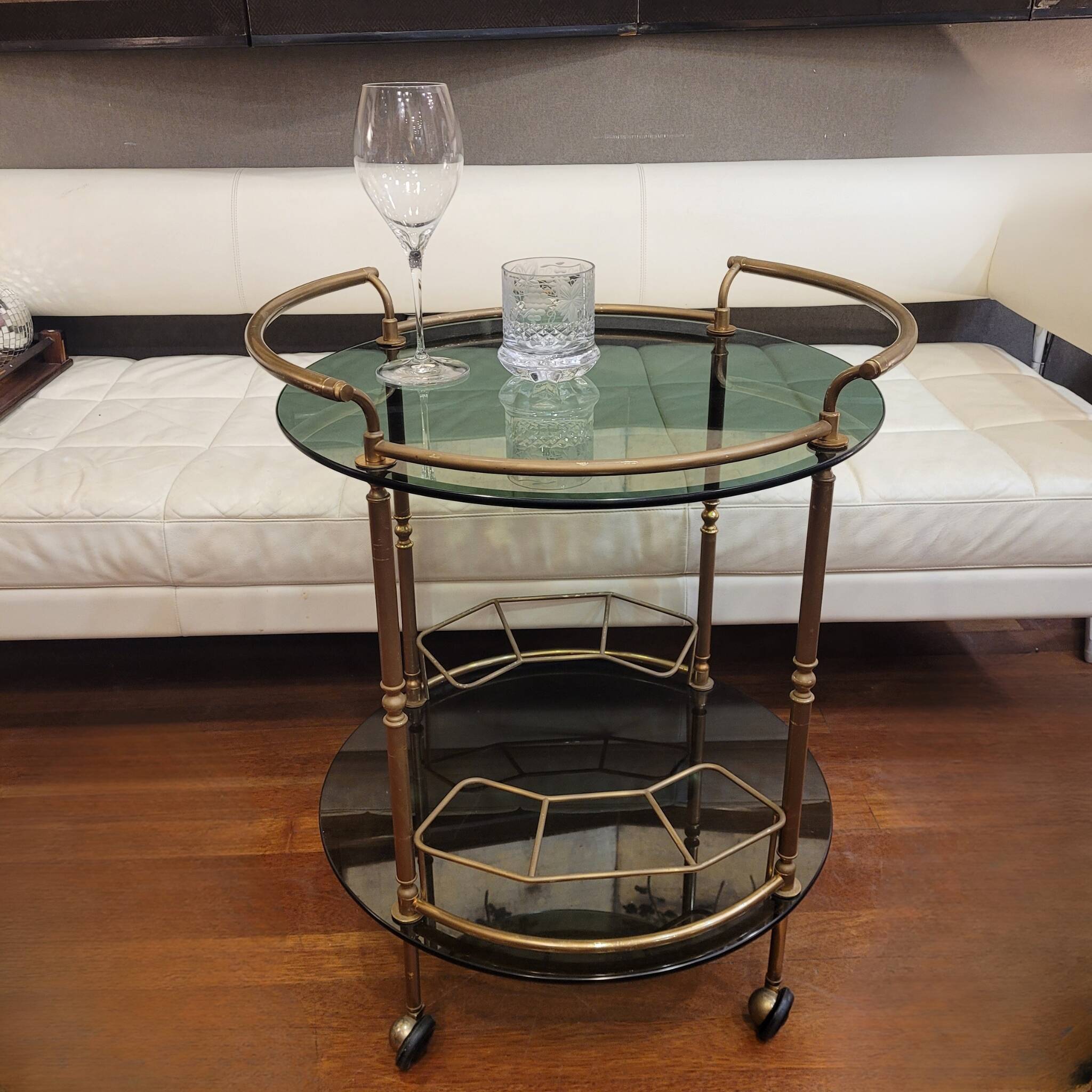 Auxiliary table / Barcart / Camarera Mid-century, Latón golden and crystal ahumado, 70's – Italia
