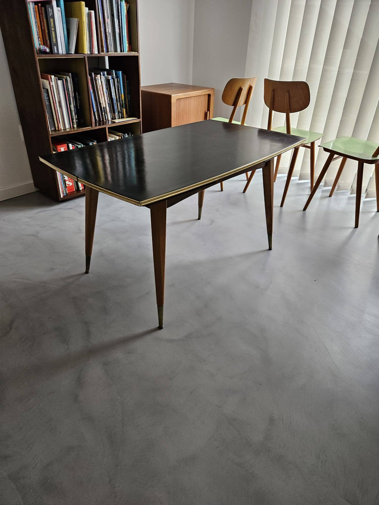 Polish table from the 1960s with 2 extensions and adjustable height (crank).