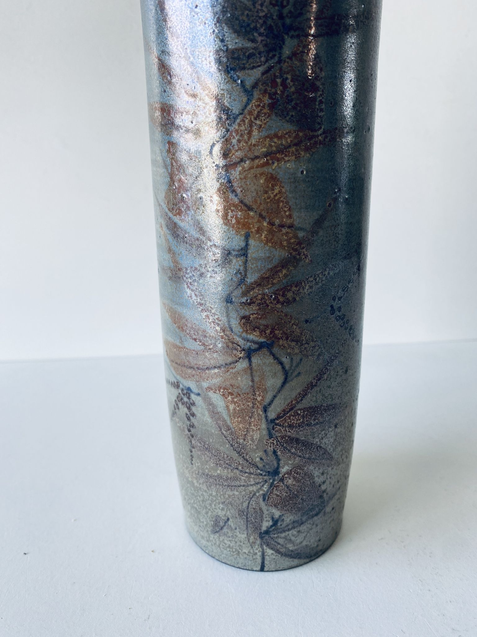 Vase tubulaire en céramique signé