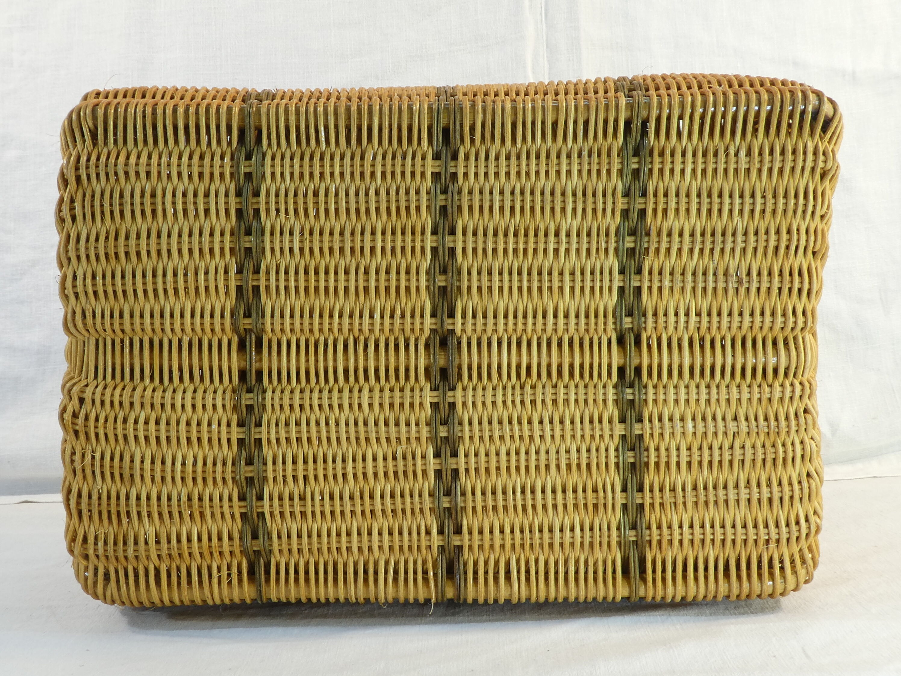 Former PIQUE-NIQUE basket has double-beating wicker