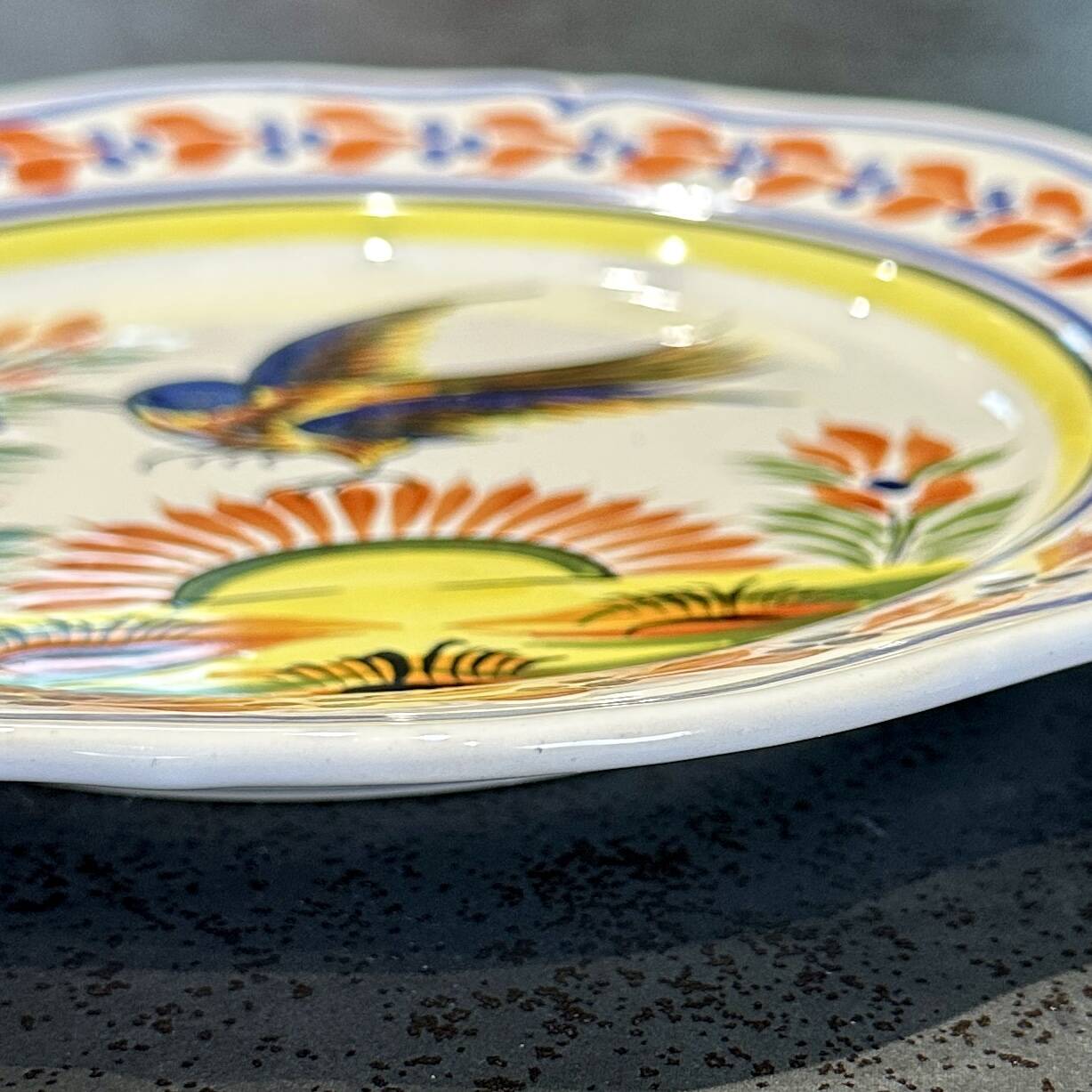 Assiette Faïence Bretonne Henriot Quimper – Décor Oiseau Multicolore