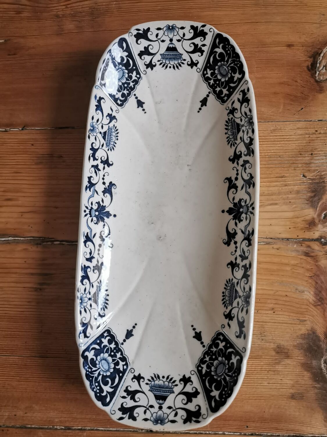 Serving dish in iron earth