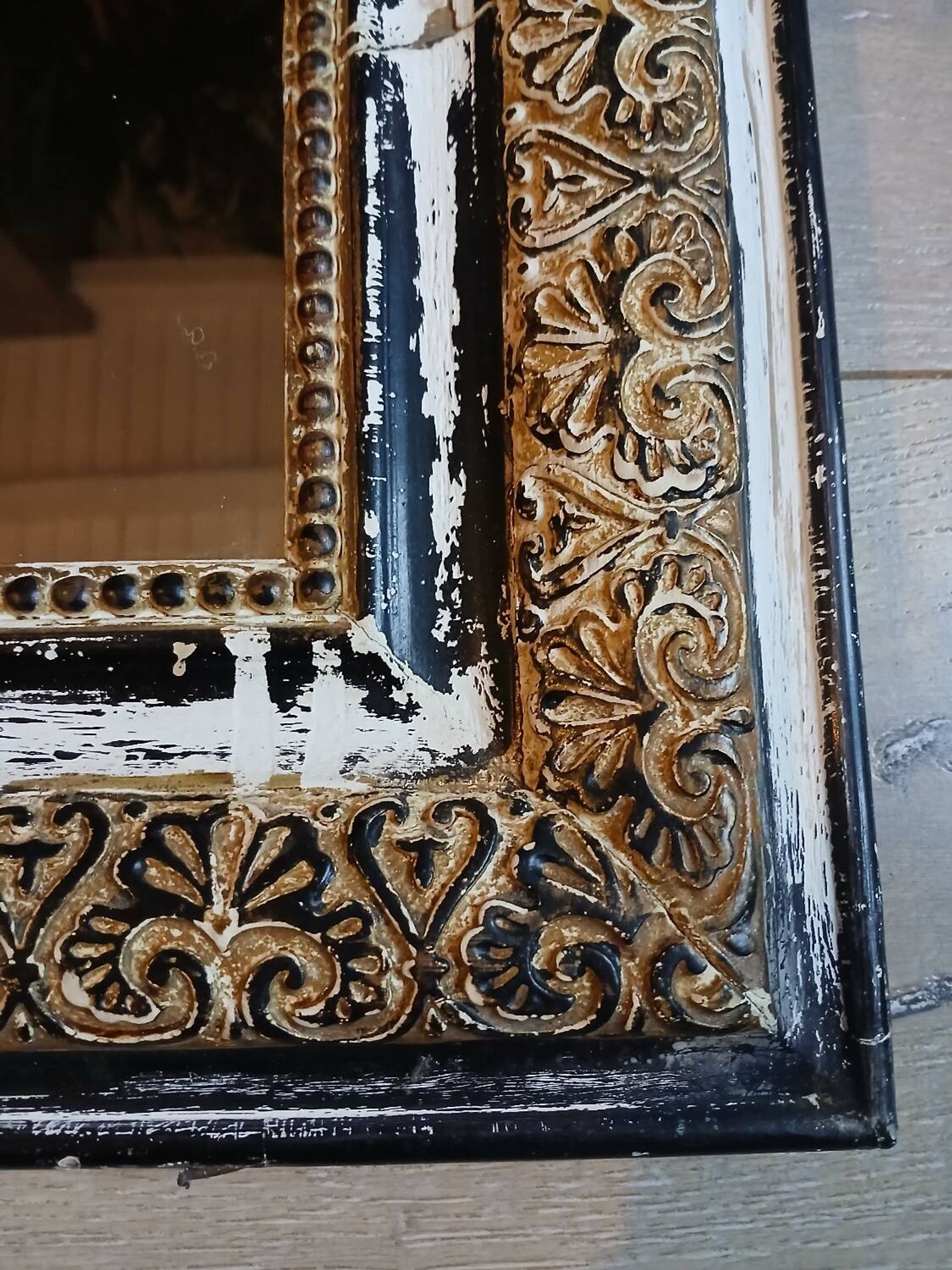 Miroir ancien avec cadre en bois sculpté 