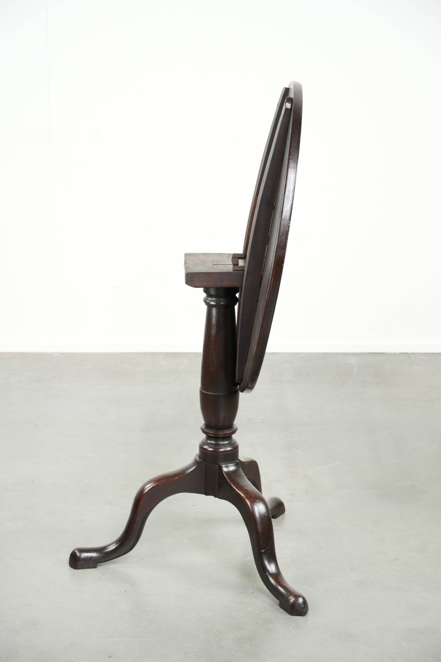 Round antique English tilt-top table/side table from the early 19th century