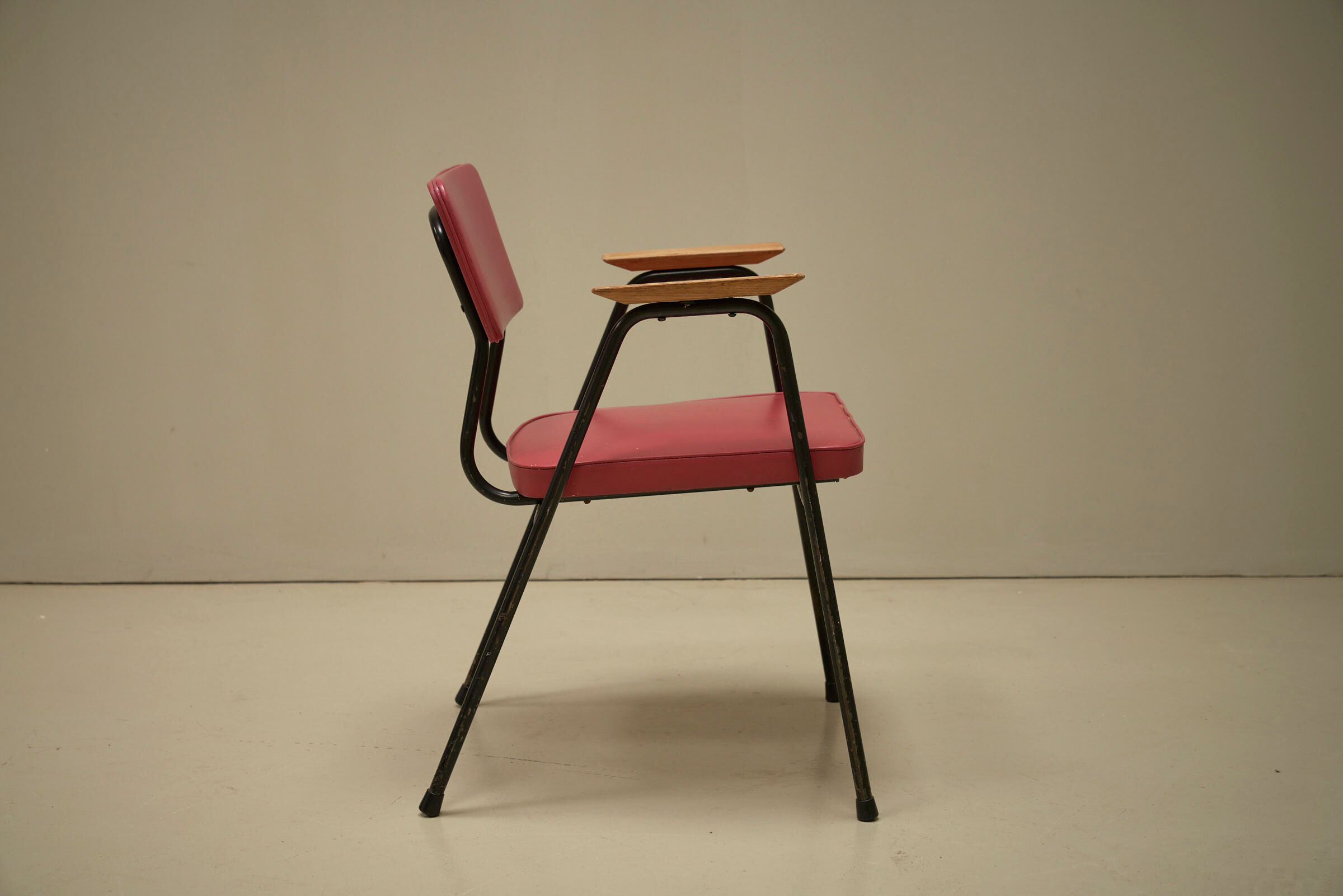 Chaise 'M' en rose foncé par Pierre Guariche pour Meurop