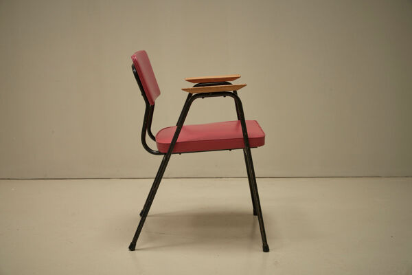Chaise 'M' en rose foncé par Pierre Guariche pour Meurop