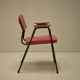 Chaise 'M' en rose foncé par Pierre Guariche pour Meurop