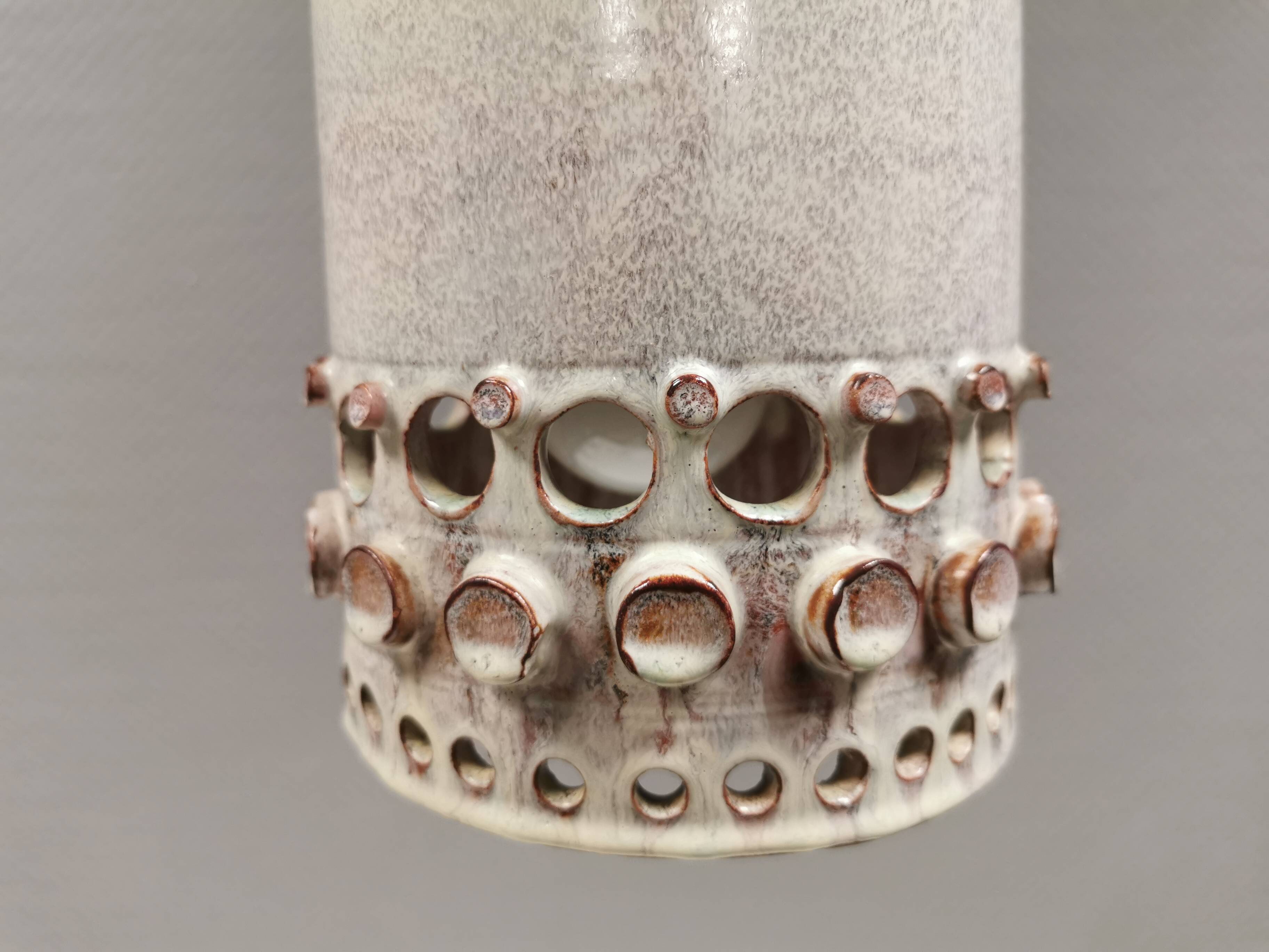 Beautiful, cylinder-shaped hanging lamp in ceramic.