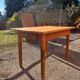 Table en bois massif tiroirs latéraux