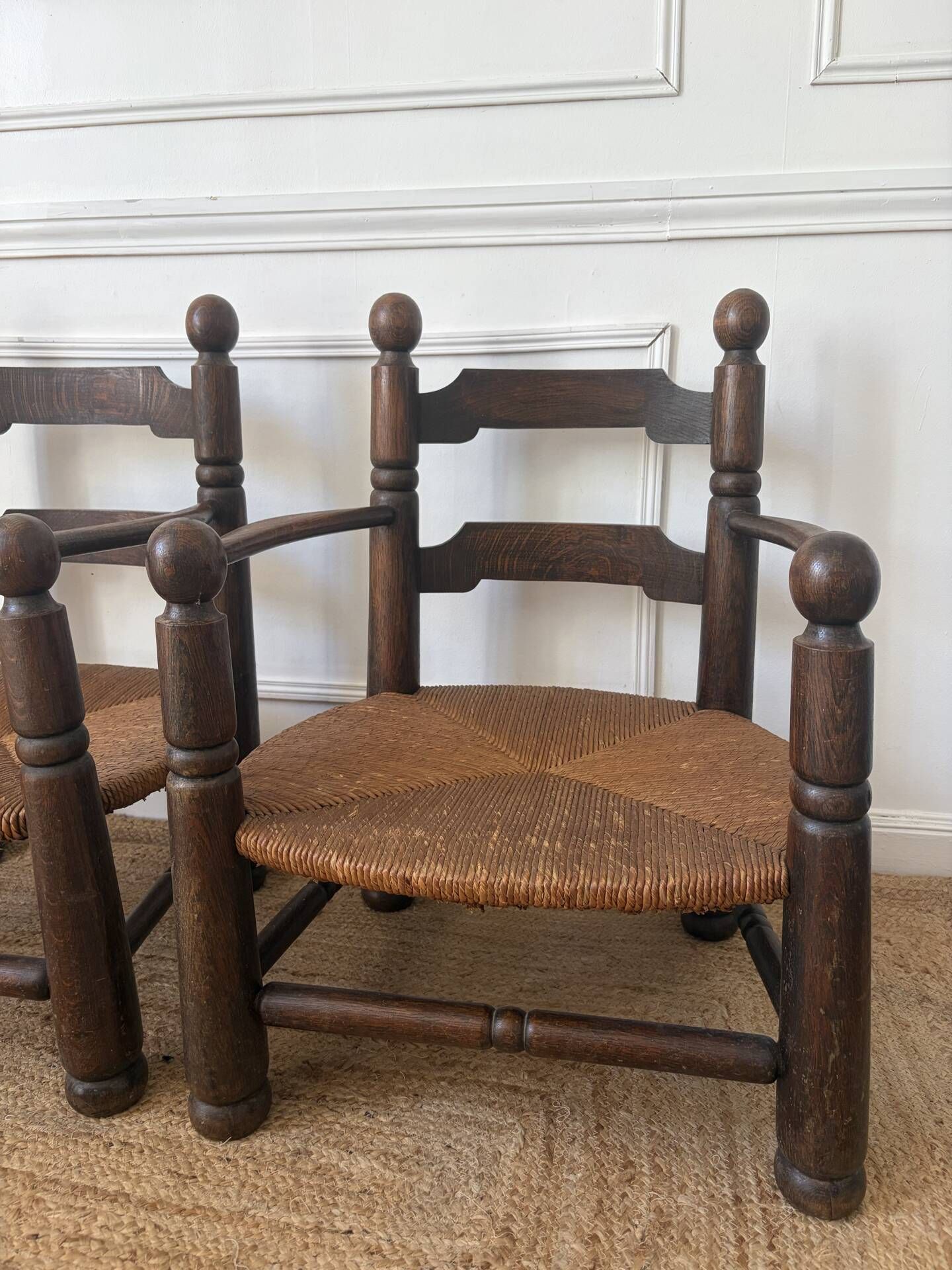 Paire de fauteuils en bois et paille  Charles Dudouyt 