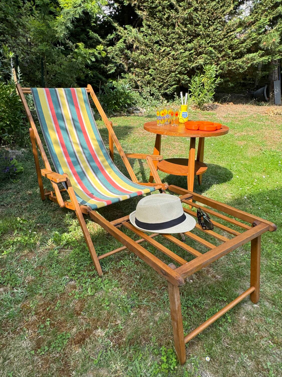 Vintage wooden deckchair/chilienne with footrest — 1960s