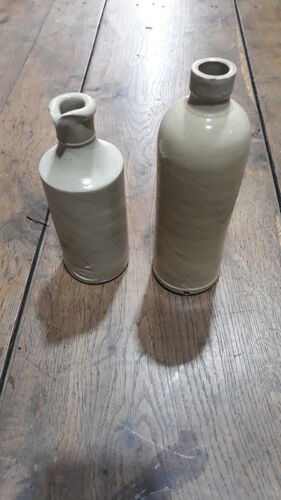 2 anciennes bouteilles en grès