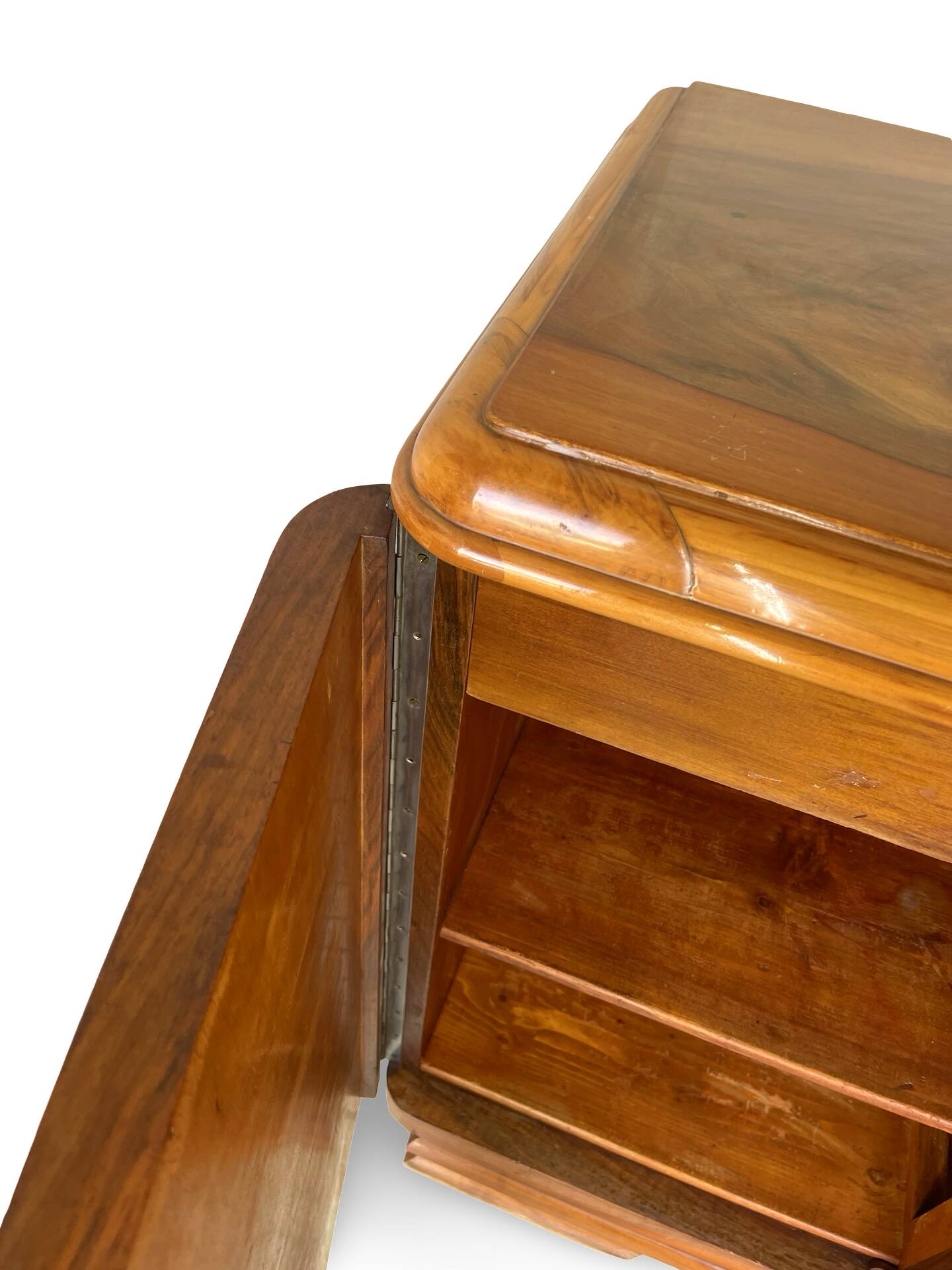 Italian Art deco burl walnut sideboard, of great quality.