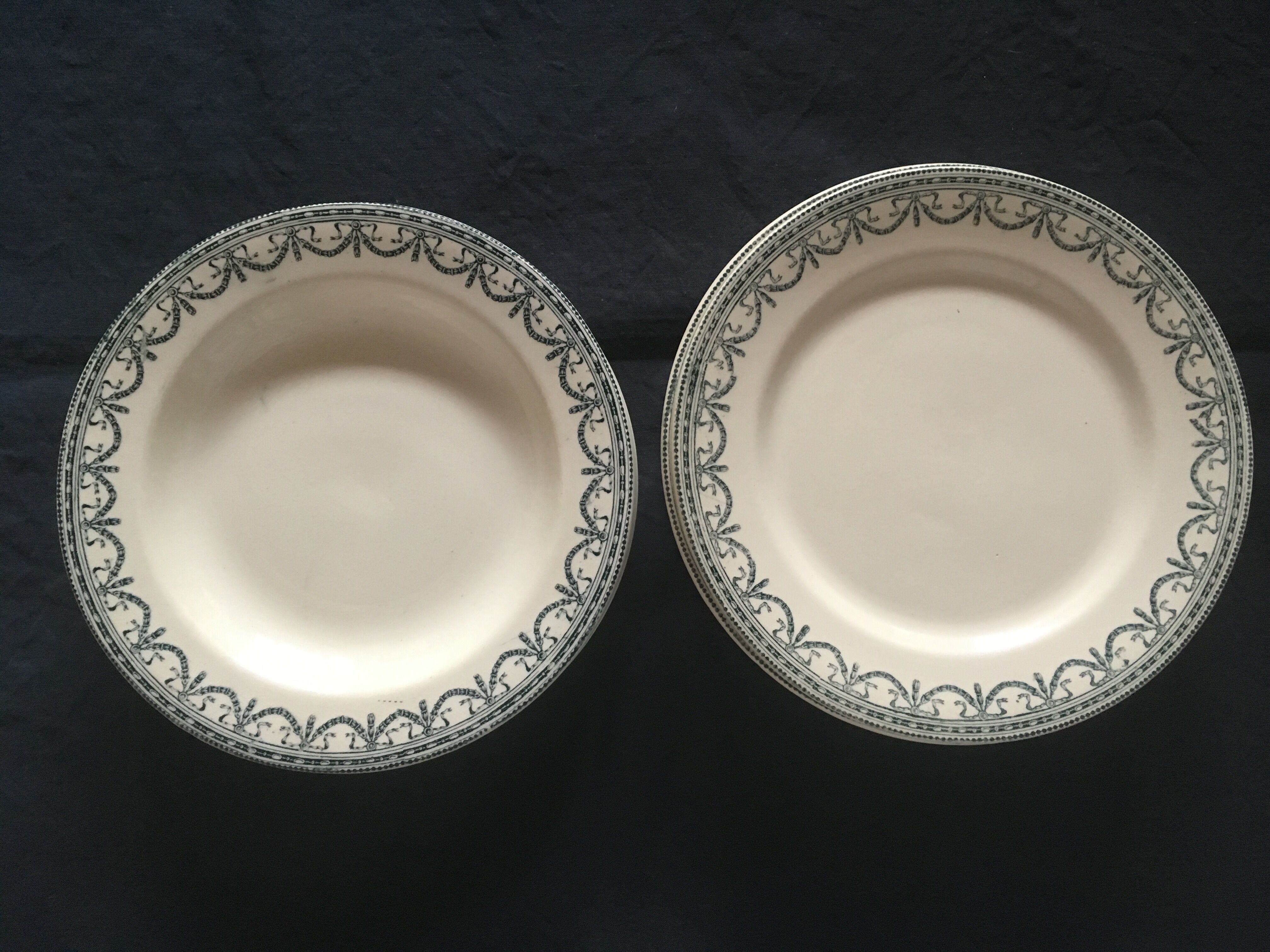Set de 9 et 6 assiettes en faïence terre de fer de Salins début 20e décor gris vert