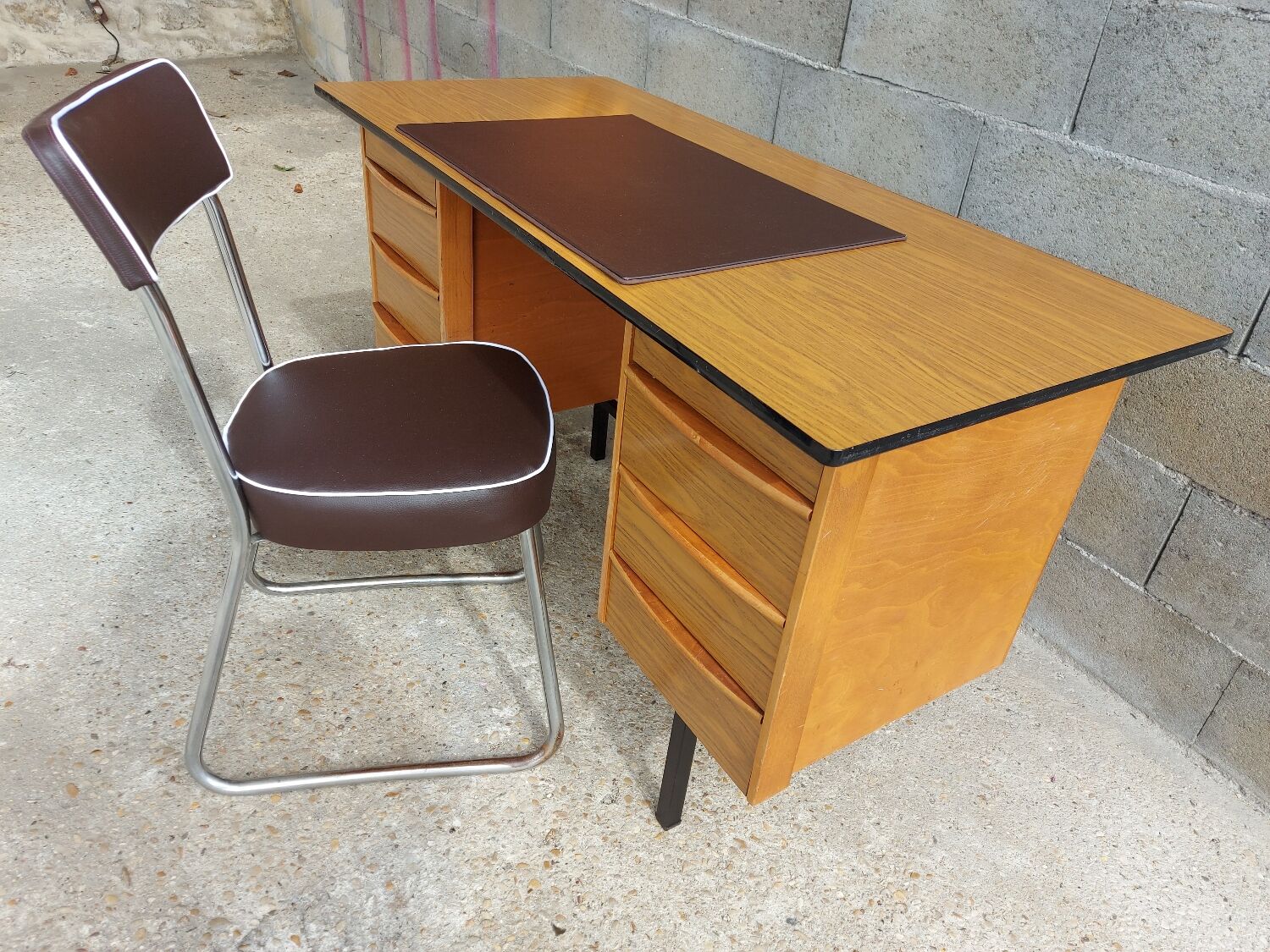 Adult desk, scandinavian type, 1970 and roneo chair
