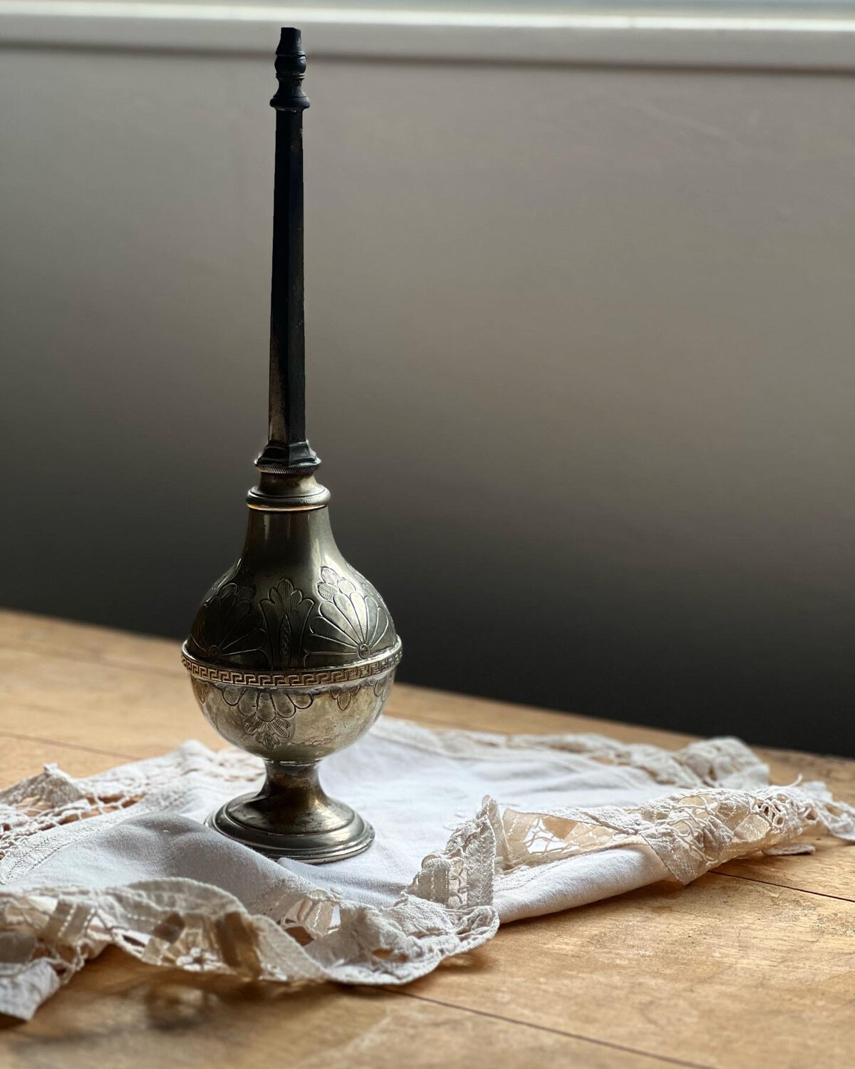 Oriental sprinkler in silver metal and brass