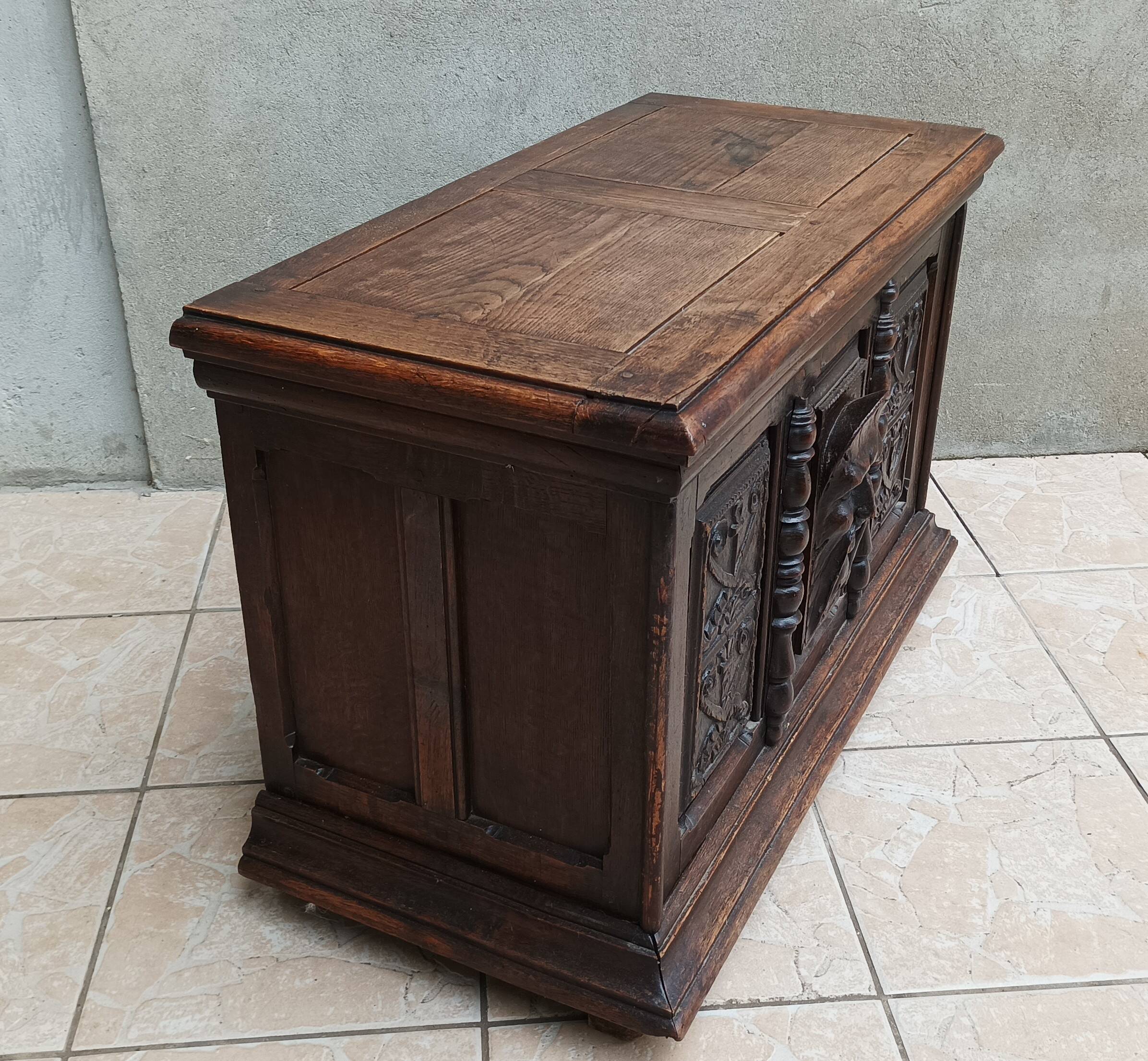 Renaissance oak chest