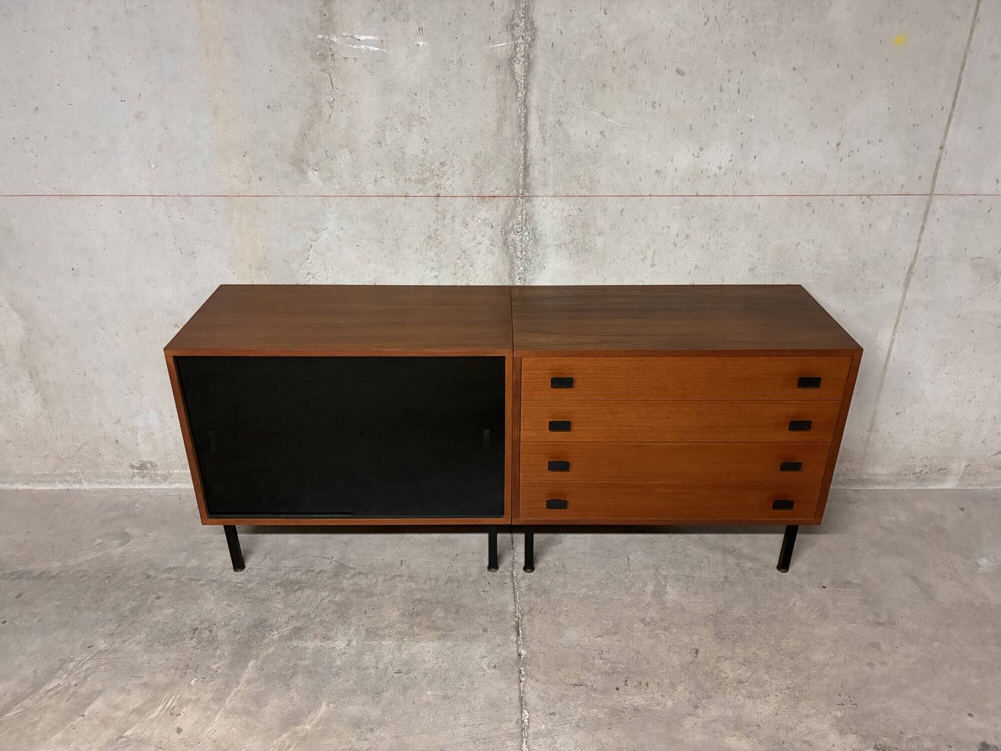 Enfilade vitrine commode moderniste teck Antoine Philippon et Jacqueline Le