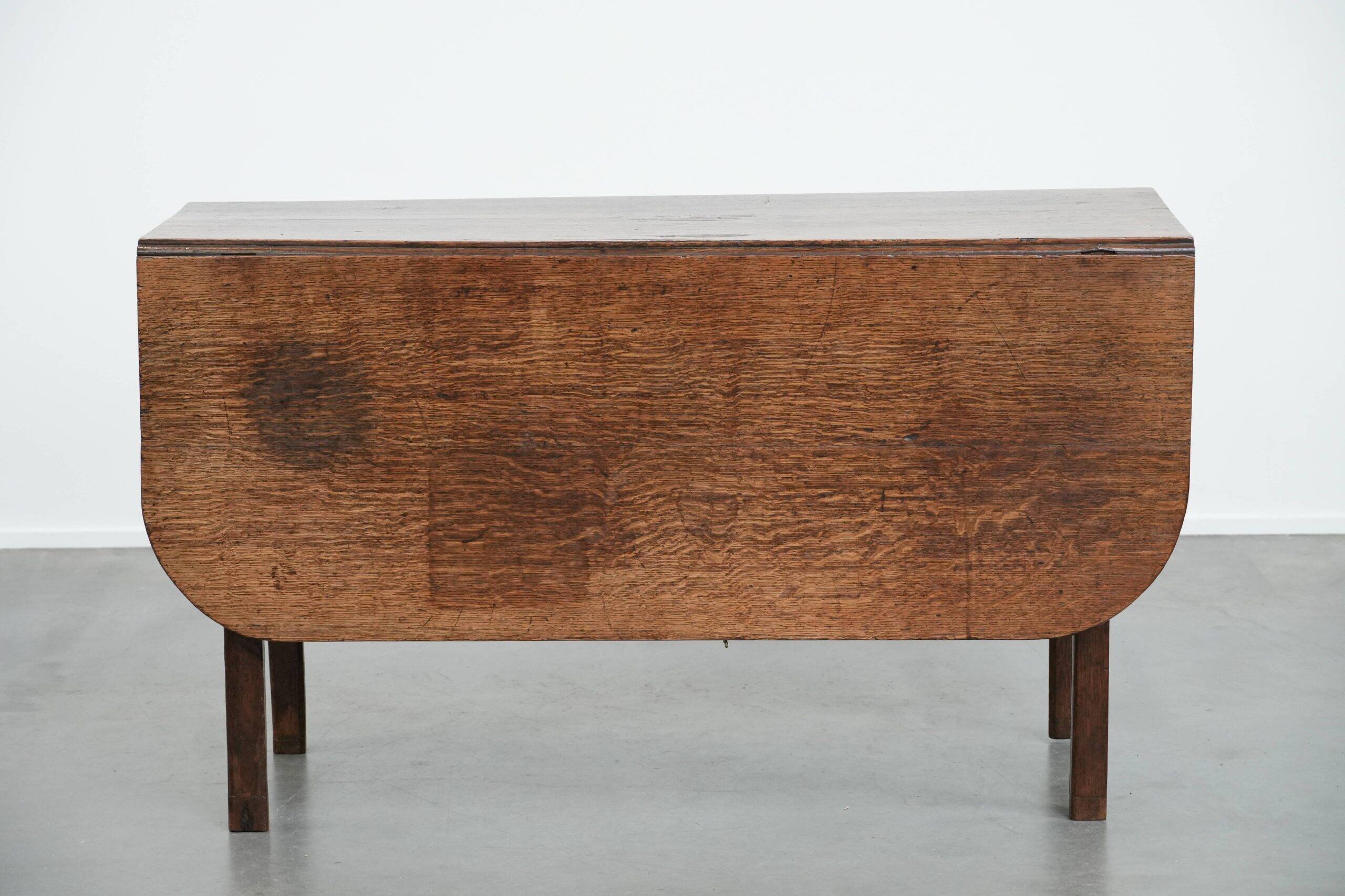 Charming antique English drop-leaf dining table made of oak from the late 19th century