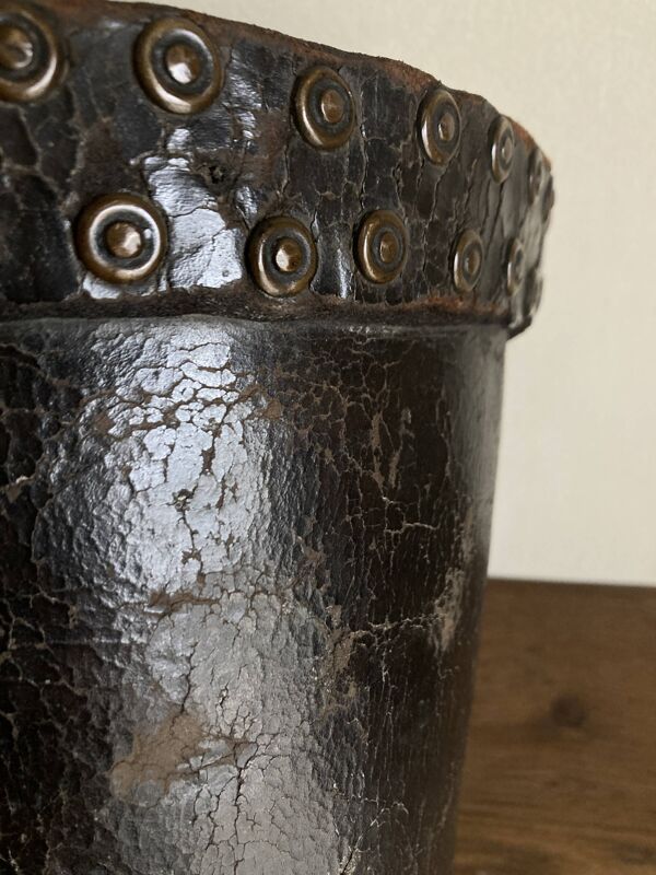 Corbeille à papier en cuir clouté Arts & Crafts 1920 art populaire