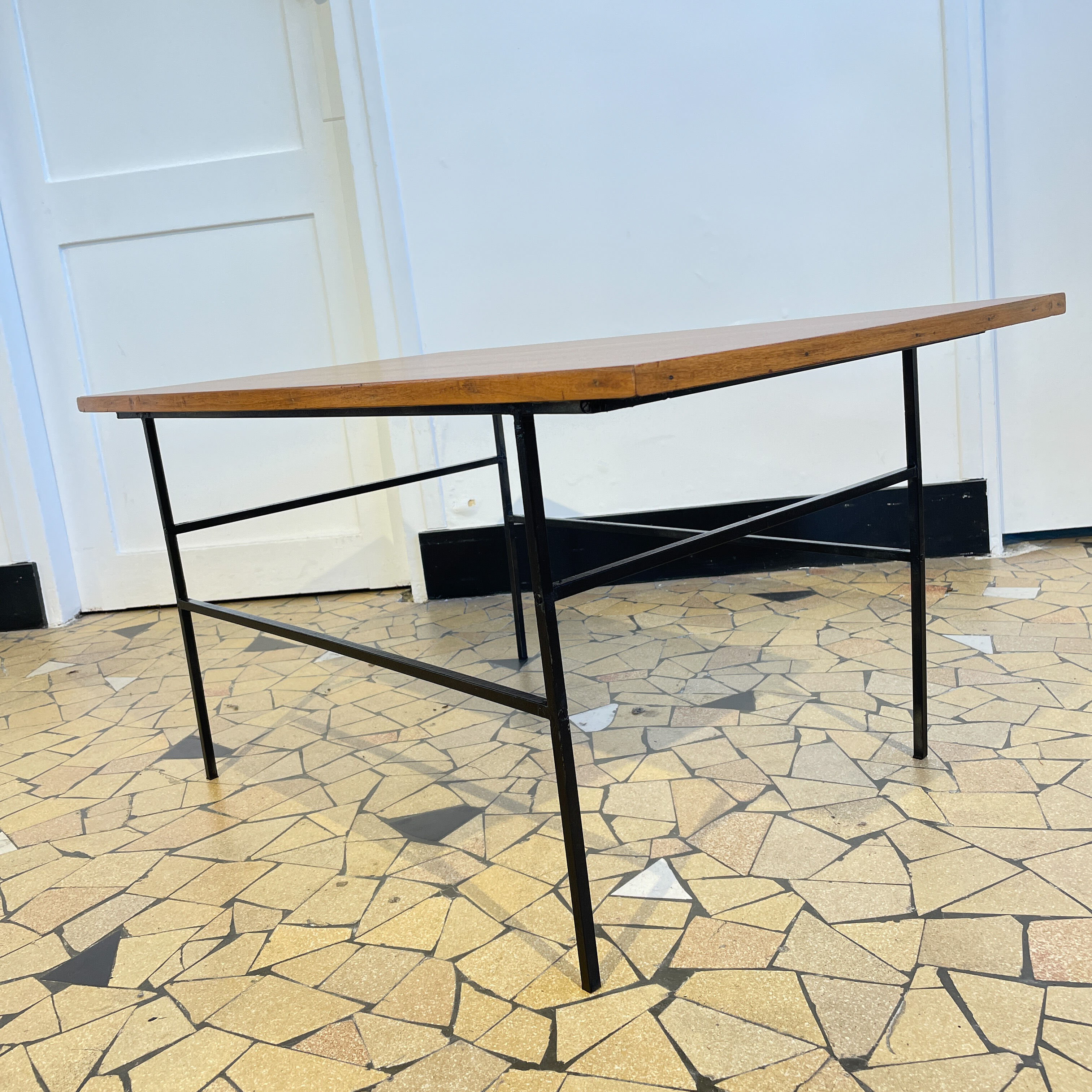 Coffee table 50s aerial base