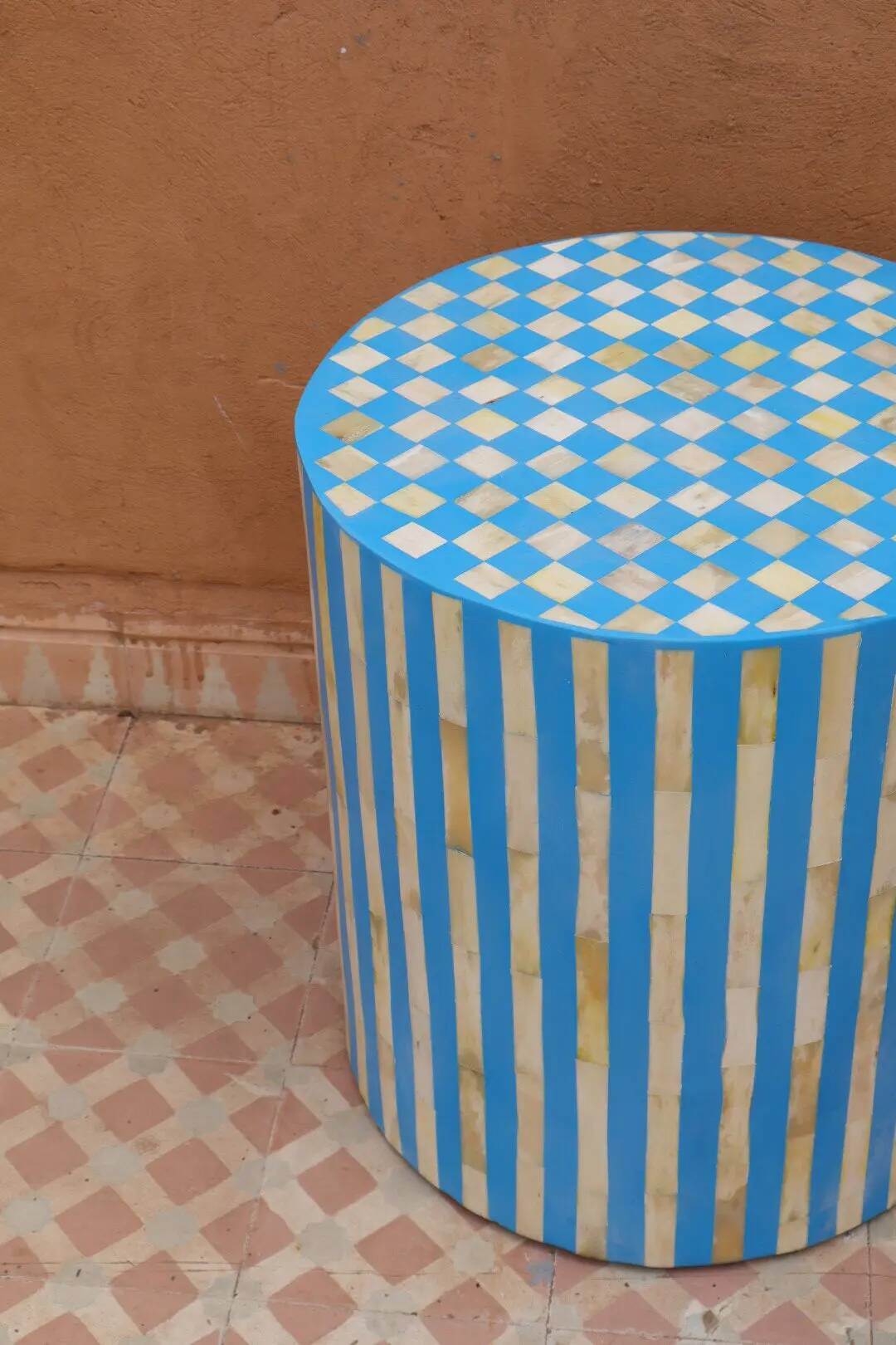 Table d'appoint tabouret en marqueterie os et résine bleue
