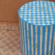 Table d'appoint tabouret en marqueterie os et résine bleue