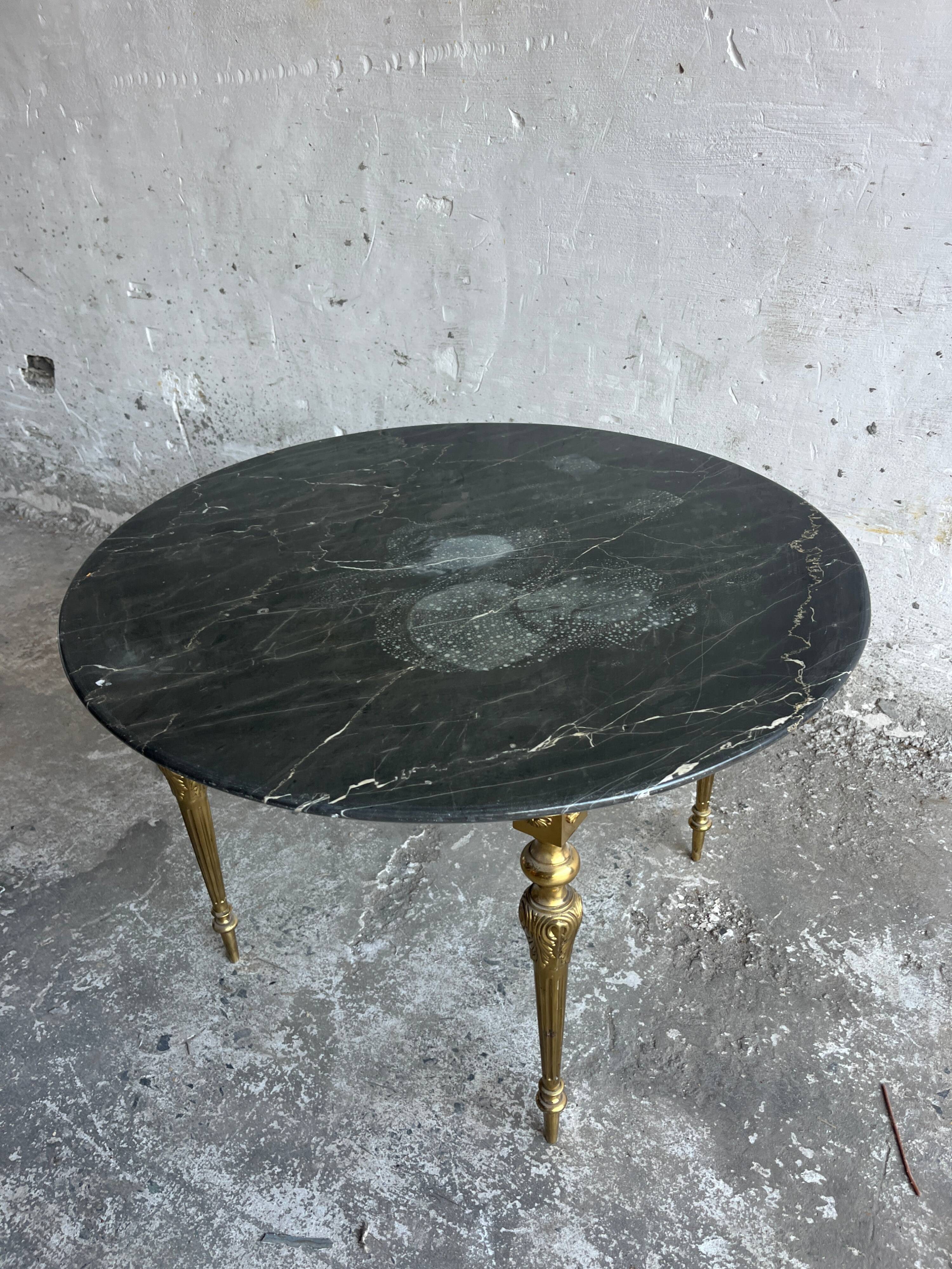 Table basse vintage en marbre noir et laiton