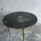 Table basse vintage en marbre noir et laiton