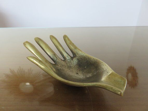 Years 70 hand-shaped ashtray brass