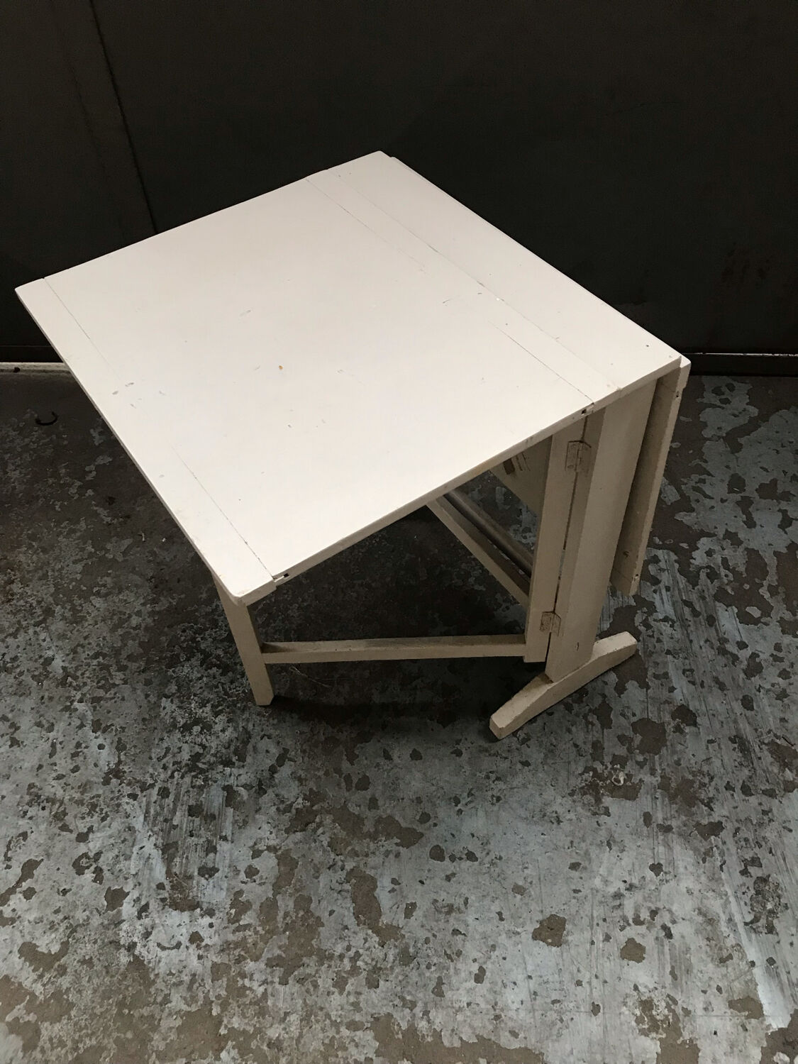 Folding table