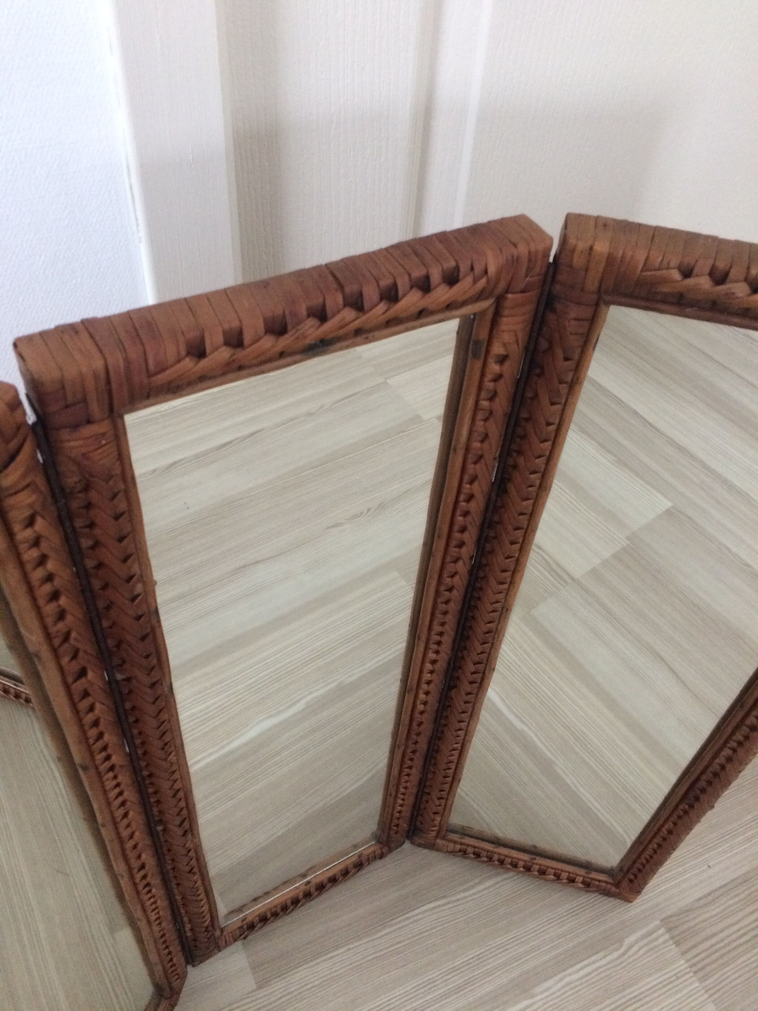 Triptyque de miroirs en rotin 63x63cm