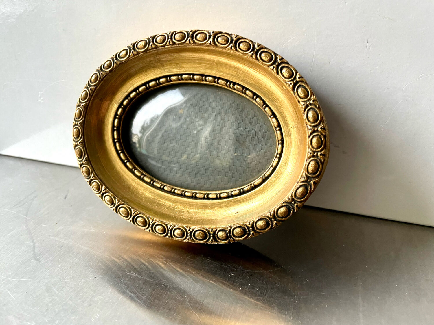 Antique Oval Frame gilded wood measurements 13 cm x 9.5 Convex glass